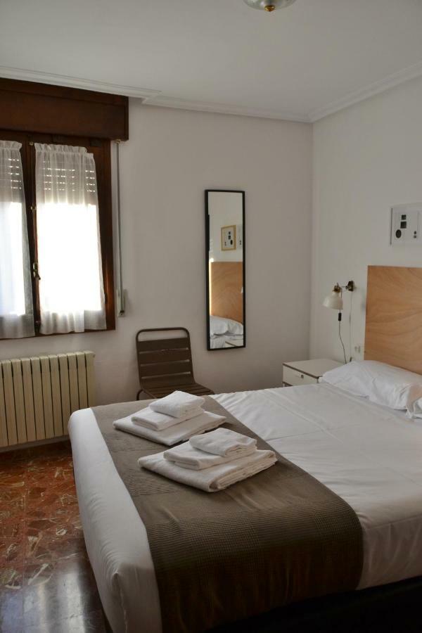 Tres Puentes Anguiano Apartamentos Y Hostal Exteriör bild