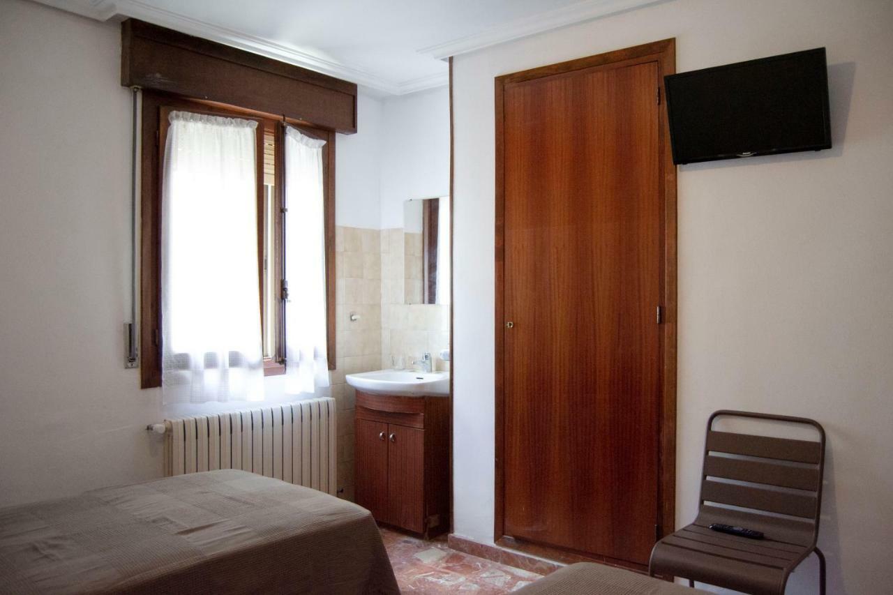 Tres Puentes Anguiano Apartamentos Y Hostal Exteriör bild